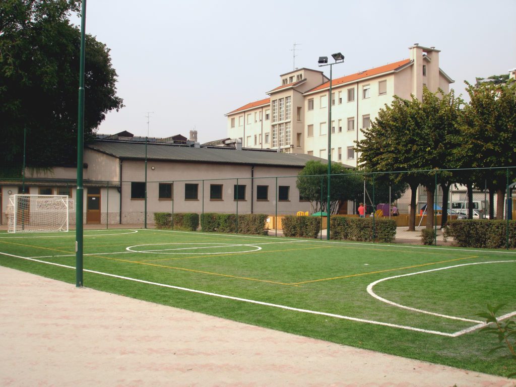 Il campo da calcetto regolamentare della scuola