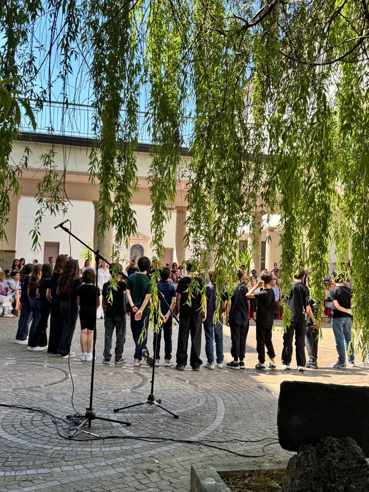 Il coro della scuola durante un'esibizione all'aperto