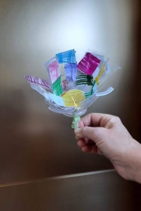 Fiore realizzato con materiali di riciclo
