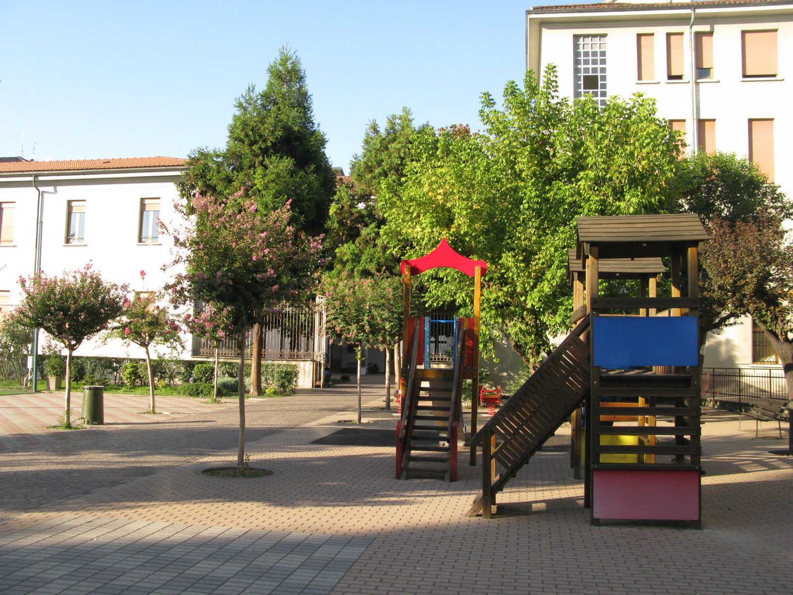 L'area giochi attrezzata nel cortile