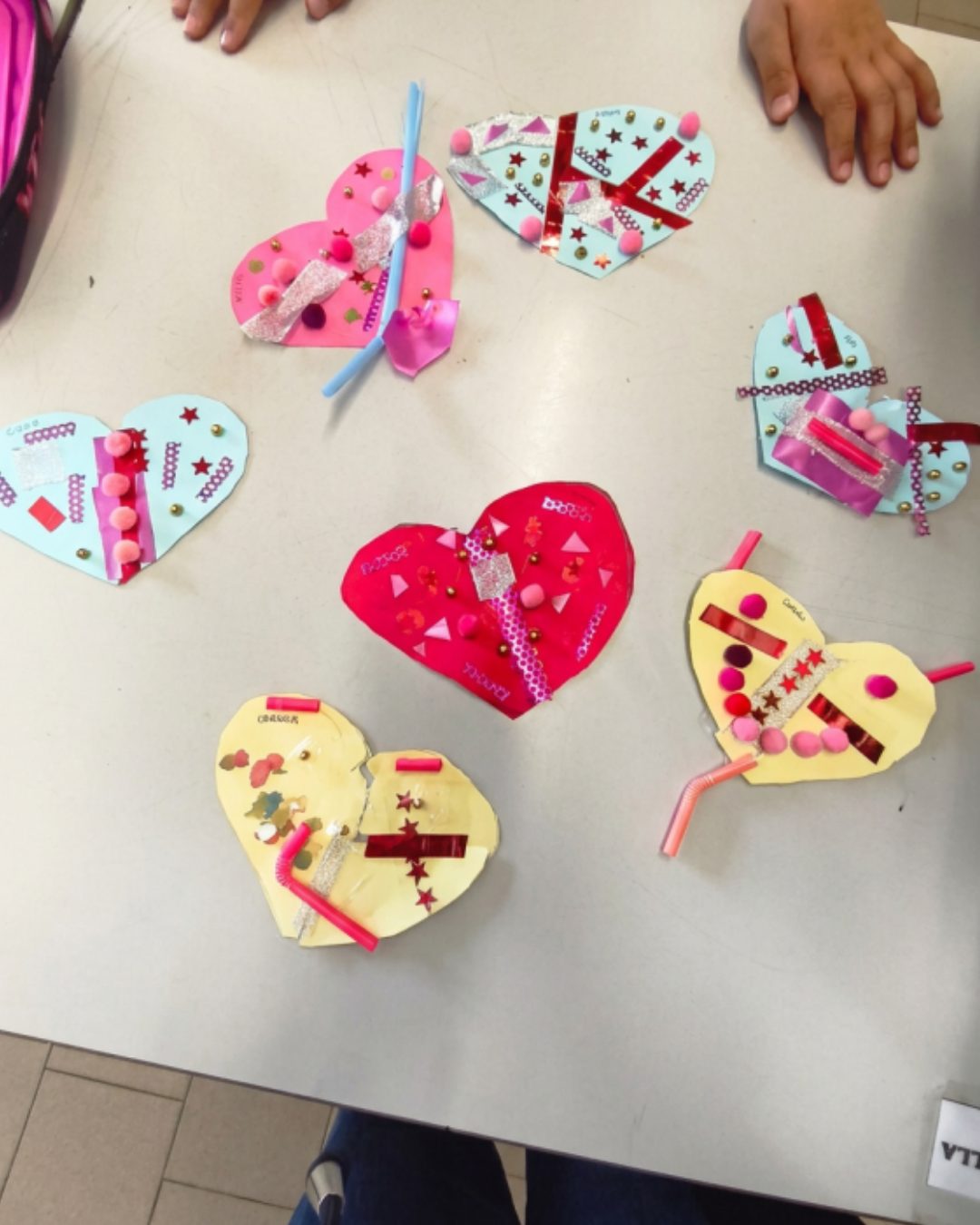 Cuori decorati dai bambini durante un laboratorio sull'educazione ai sentimenti