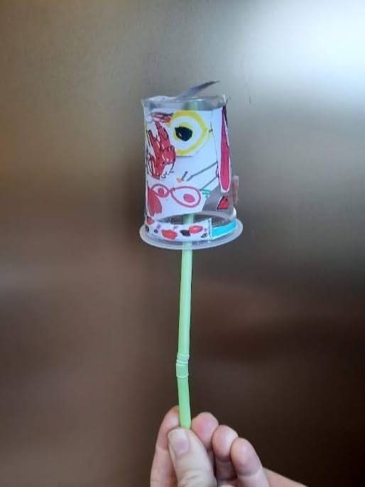 Oggetto realizzato dai bambini riutilizzando un bicchiere e una cannuccia di plastica