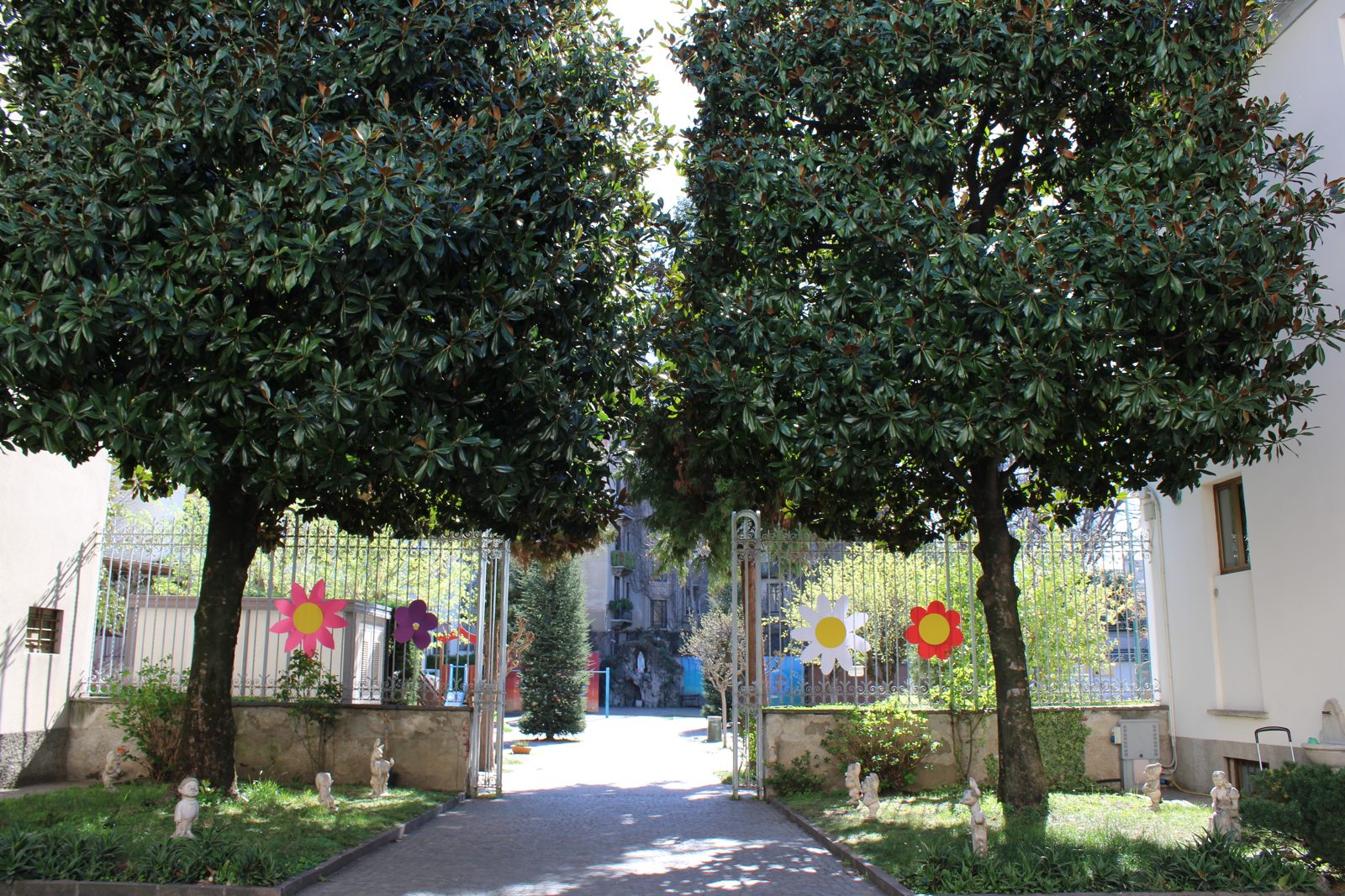 Il viale alberato che porta all'ingresso della scuola
