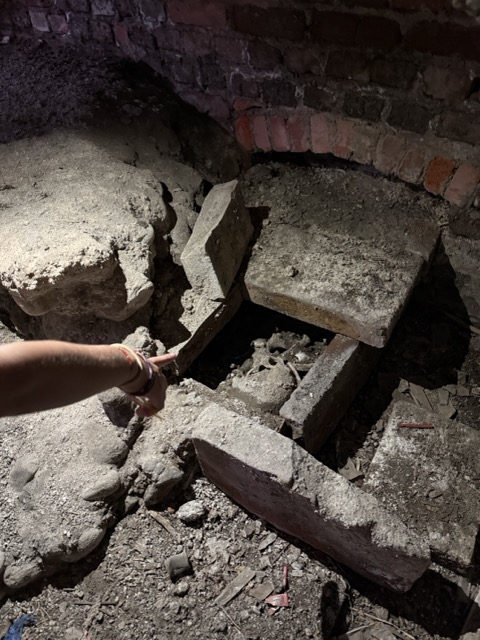 Dettaglio dei reperti nella necropoli di San Vittore al Corpo