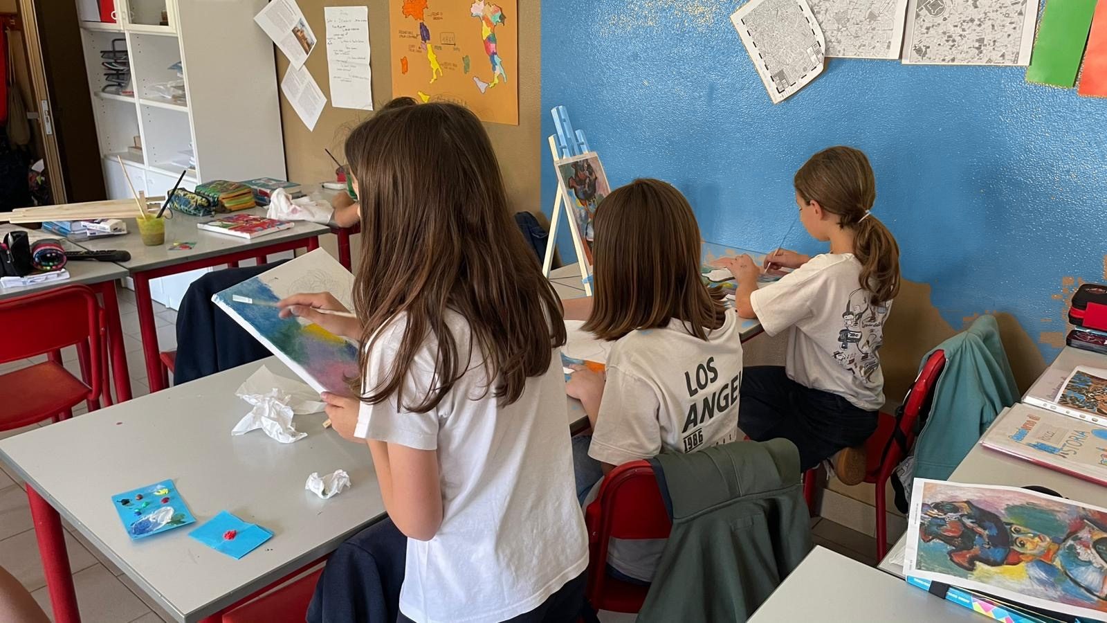Bambini che dipingono durante il laboratorio di arte