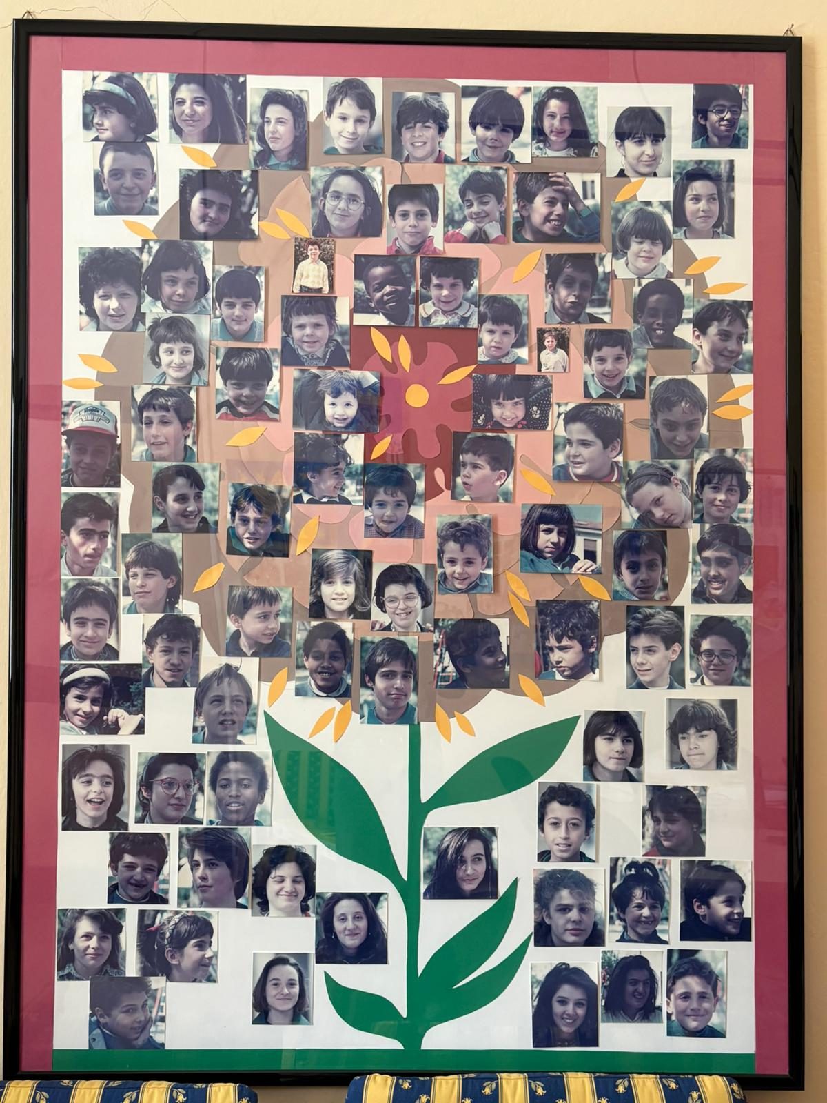 Mosaico di fotografie degli alunni della scuola che compone un fiore